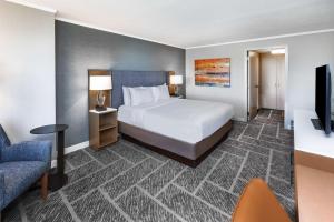 DoubleTree by Hilton Tulsa - Warren Place客房内的一张或多张床位