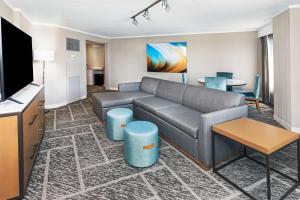 DoubleTree by Hilton Tulsa - Warren Place的电视和/或娱乐中心