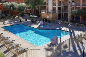 an overhead view of a swimming pool in a hotel at DoubleTree Suites by Hilton Tucson Airport in Tucson
