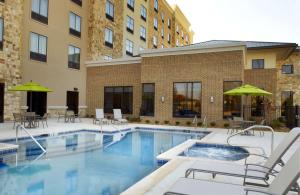 Bazén v ubytování Hilton Garden Inn Texarkana nebo v jeho okolí