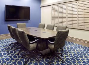 TV a/nebo společenská místnost v ubytování Hilton Garden Inn Texarkana