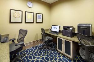 TV a/nebo společenská místnost v ubytování Hilton Garden Inn Texarkana + 21 fotografií