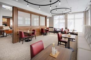 泰勒希尔顿花园酒店餐厅或其他用餐的地方