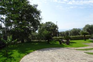 ein Park mit einer Bank im Gras in der Unterkunft B&B Nucria - Nocera Terinese in Nocera Terinese