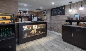 希尔顿圣奥古斯丁历史海湾酒店的咖啡和沏茶工具