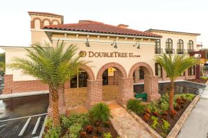 un edificio con un letrero de hotel doble. en DoubleTree by Hilton St. Augustine Historic District, en St. Augustine
