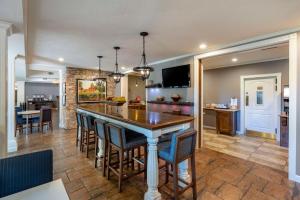 a kitchen and dining room with a table and chairs at Hampton Inn Ukiah in Ukiah
