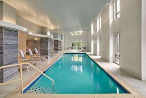 una piscina en un edificio con sillas y una piscina en Embassy Suites by Hilton Washington DC Convention Center, en Washington
