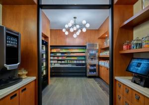 Embassy Suites by Hilton Washington DC Convention Center的厨房或小厨房