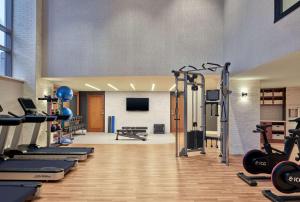 Embassy Suites by Hilton Washington DC Convention Center的健身中心和/或健身设施