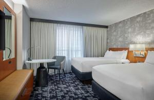 Embassy Suites by Hilton Washington DC Convention Center客房内的一张或多张床位