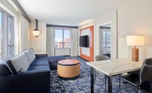 Embassy Suites by Hilton Washington DC Convention Center的电视和/或娱乐中心