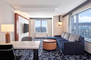 Embassy Suites by Hilton Washington DC Convention Center的休息区