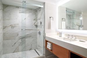 Embassy Suites by Hilton Washington DC Convention Center的一间浴室