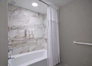 Embassy Suites by Hilton Washington DC Convention Center的一间浴室