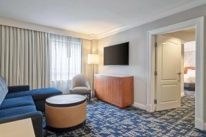 Embassy Suites by Hilton Washington DC Convention Center的电视和/或娱乐中心