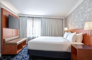 Embassy Suites by Hilton Washington DC Convention Center客房内的一张或多张床位