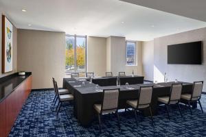 Embassy Suites by Hilton Washington DC Convention Center的电视和/或娱乐中心
