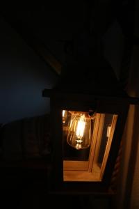 uma luz numa caixa de vidro no escuro em Pinus Cembra em Stará Lesná