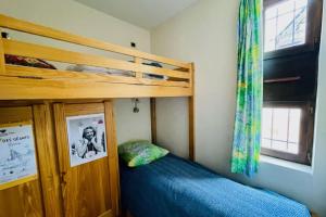 ein Schlafzimmer mit einem Etagenbett neben einem Fenster in der Unterkunft 30 m next to Les Grands Bains in Le Monêtier-les-Bains