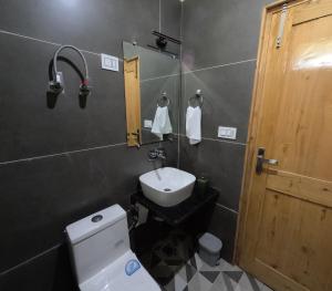 Bilik mandi di Saanjh - A serene retreat