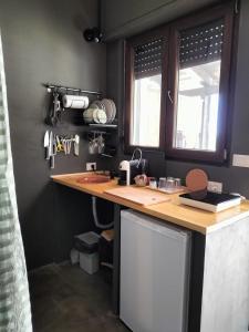 uma cozinha com um balcão de madeira e um lavatório em Casale Orgogliosa em San Vito Chietino