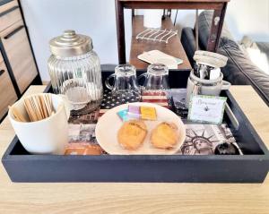 ein Tablett mit einem Teller Essen auf einem Tisch in der Unterkunft Appartement T2 indépendant au coeur de la ville in Bourges