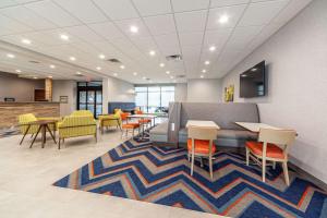 a waiting area with tables and chairs in a lobby at Hampton Inn Winchester in Winchester