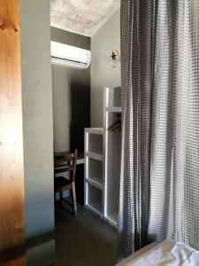 Zimmer mit einem Bett, einem Tisch und einem Vorhang in der Unterkunft Casale Orgogliosa in San Vito Chietino