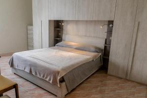 1 dormitorio con 1 cama grande en una habitación en Terra di Mezzo, en Castellanza