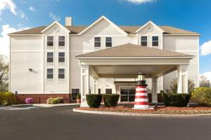 una casa con un faro de rayas rojas y blancas en Hampton Inn Waterville, en Waterville