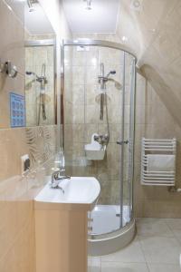 W łazience znajduje się umywalka i prysznic. w obiekcie Zielony Szlak w mieście Kościelisko