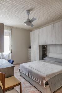 1 dormitorio con 1 cama y ventilador de techo en Terra di Mezzo, en Castellanza