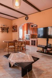 sala de estar con mesa y cocina en Terra di Mezzo, en Castellanza