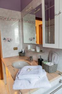 y baño con lavabo y espejo. en Terra di Mezzo, en Castellanza