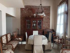 uma sala de jantar com mesa e cadeiras em Anna's - Castle and sea view house em Mitilene