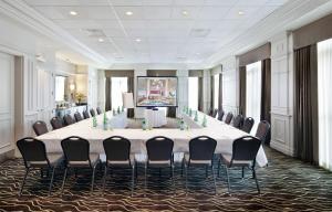 een grote vergaderzaal met een lange tafel en stoelen bij Hilton Garden Inn Montreal Airport in Dorval
