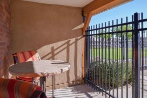 Rõdu või terrass majutusasutuses Hilton Garden Inn Yuma Pivot Point