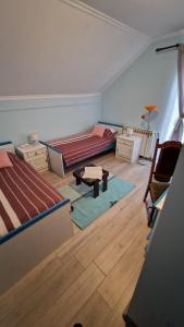 Cette chambre comprend 2 lits et une table. dans l'établissement Room "Iva", à Josipdol