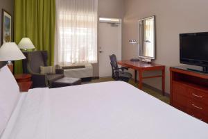 Televiisor ja/või meelelahutuskeskus majutusasutuses Hilton Garden Inn Yuma Pivot Point