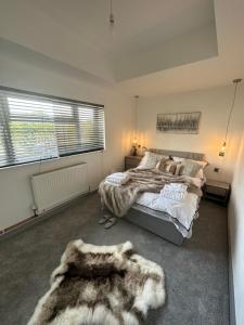 - une chambre avec 2 lits et un tapis en fourrure dans l'établissement Pevensey Bay Villa, à Pevensey
