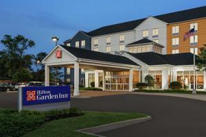 ein Hotel mit einem Schild vor einem Gebäude in der Unterkunft Hilton Garden Inn Kitchener/Cambridge in Cambridge