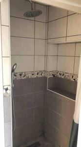 um chuveiro com uma porta de vidro na casa de banho em Le dindouleto em Peynier