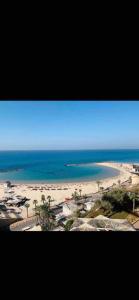 una vista aérea de una playa con el océano en Topnatanya, en Netanya
