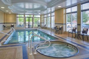 uma piscina com banheira de hidromassagem num quarto de hotel em Hilton Garden Inn Toronto Airport West/Mississauga em Mississauga