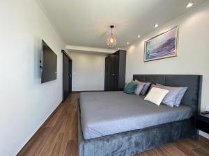 1 dormitorio con 1 cama grande en una habitación en Villa La Vie - peacefull oasis with pool en Podstrana