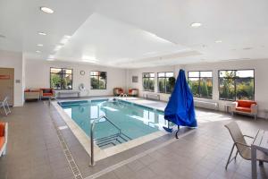 una gran piscina en una habitación de hotel en Hampton Inn Butler en Butler