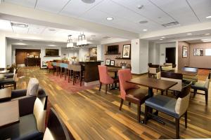 โทรทัศน์และ/หรือระบบความบันเทิงของ Hampton Inn Butler