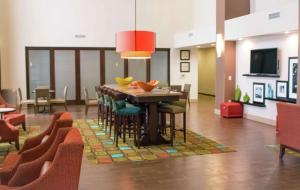 A television and/or entertainment centre at Hampton Inn & Suites Dallas/Frisco North-Fieldhouse USA