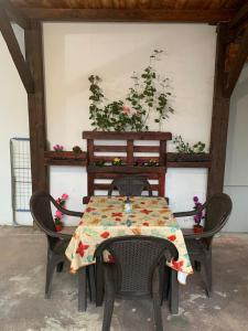 un tavolo con due sedie e un tavolo con fiori di Casa Sissy a Lamezia Terme